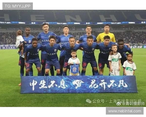 上海海港与上海申花激战正酣 双方为荣誉与胜利拼搏全力以赴